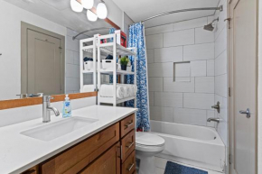 1BR Haven:Pool/Gym/Free Wi-Fi/ Walk to shops
